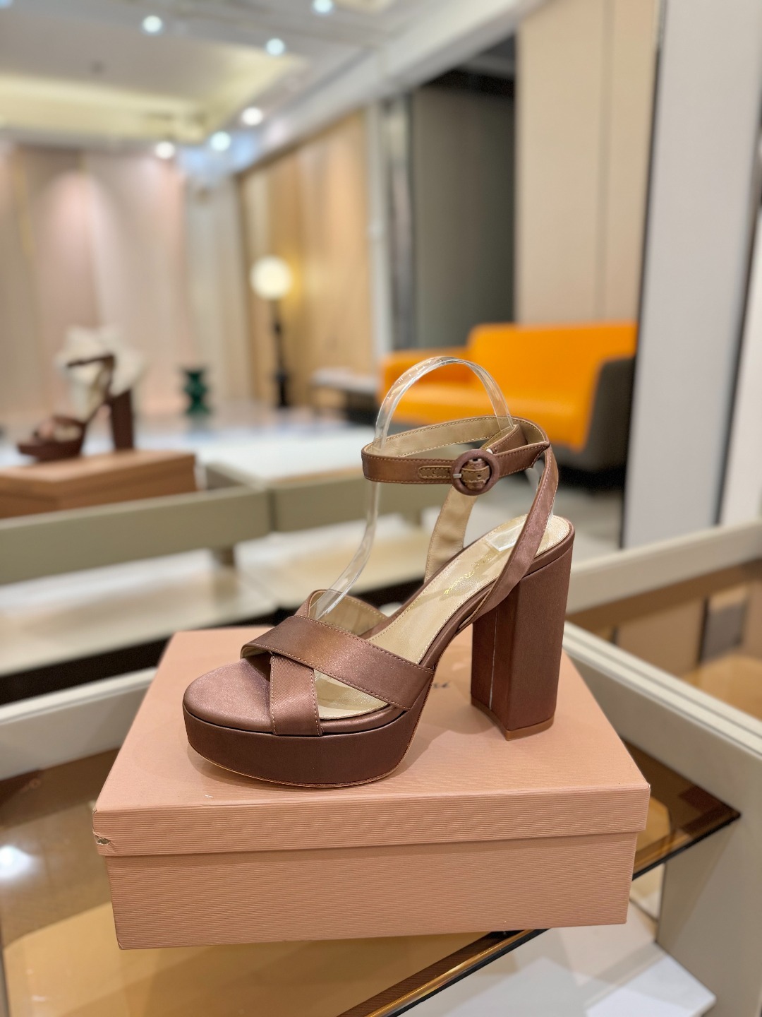 Gianvito rossi
顶级版本 代购品质
👡✨真丝邂逅防水台高跟,今夏的优雅暴击!💦这双