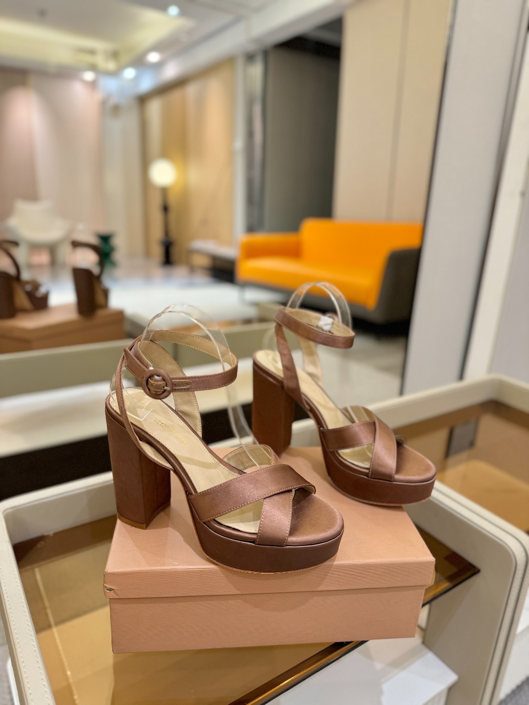 Gianvito rossi
顶级版本 代购品质
👡✨真丝邂逅防水台高跟,今夏的优雅暴击!💦这双