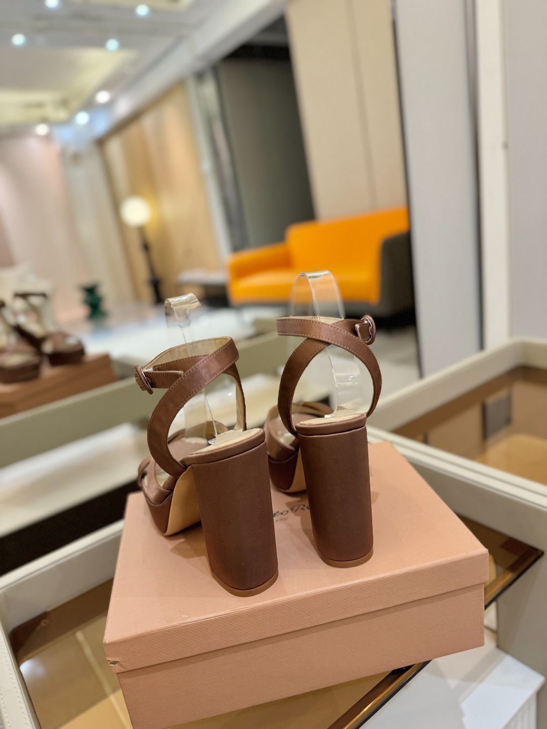 Gianvito rossi
顶级版本 代购品质
👡✨真丝邂逅防水台高跟,今夏的优雅暴击!💦这双