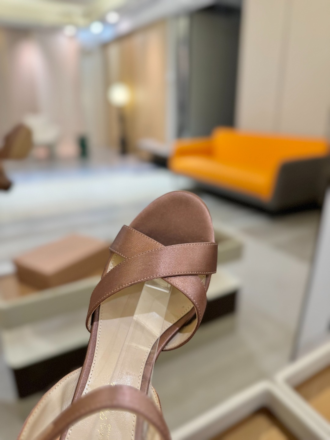 Gianvito rossi
顶级版本 代购品质
👡✨真丝邂逅防水台高跟,今夏的优雅暴击!💦这双