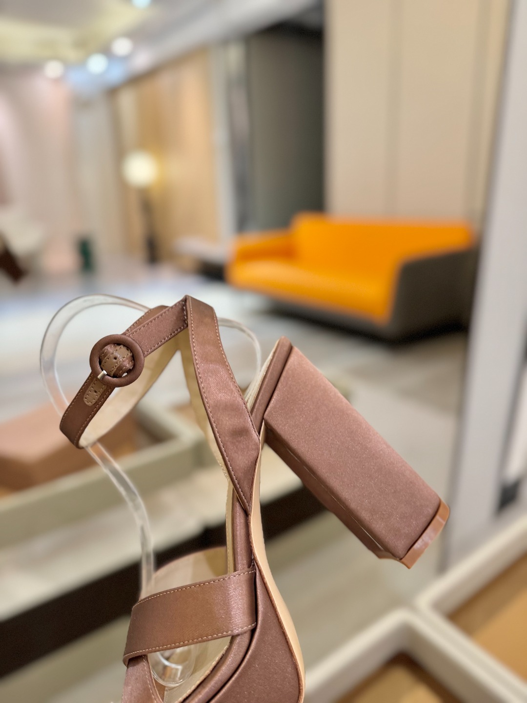 Gianvito rossi
顶级版本 代购品质
👡✨真丝邂逅防水台高跟,今夏的优雅暴击!💦这双