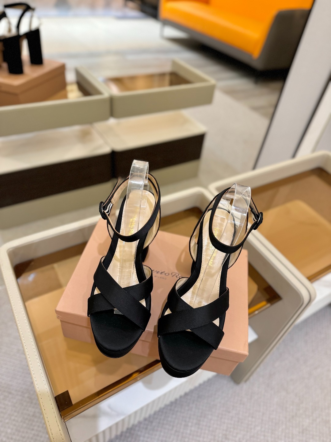 Gianvito rossi
顶级版本 代购品质
👡✨真丝邂逅防水台高跟,今夏的优雅暴击!💦这双