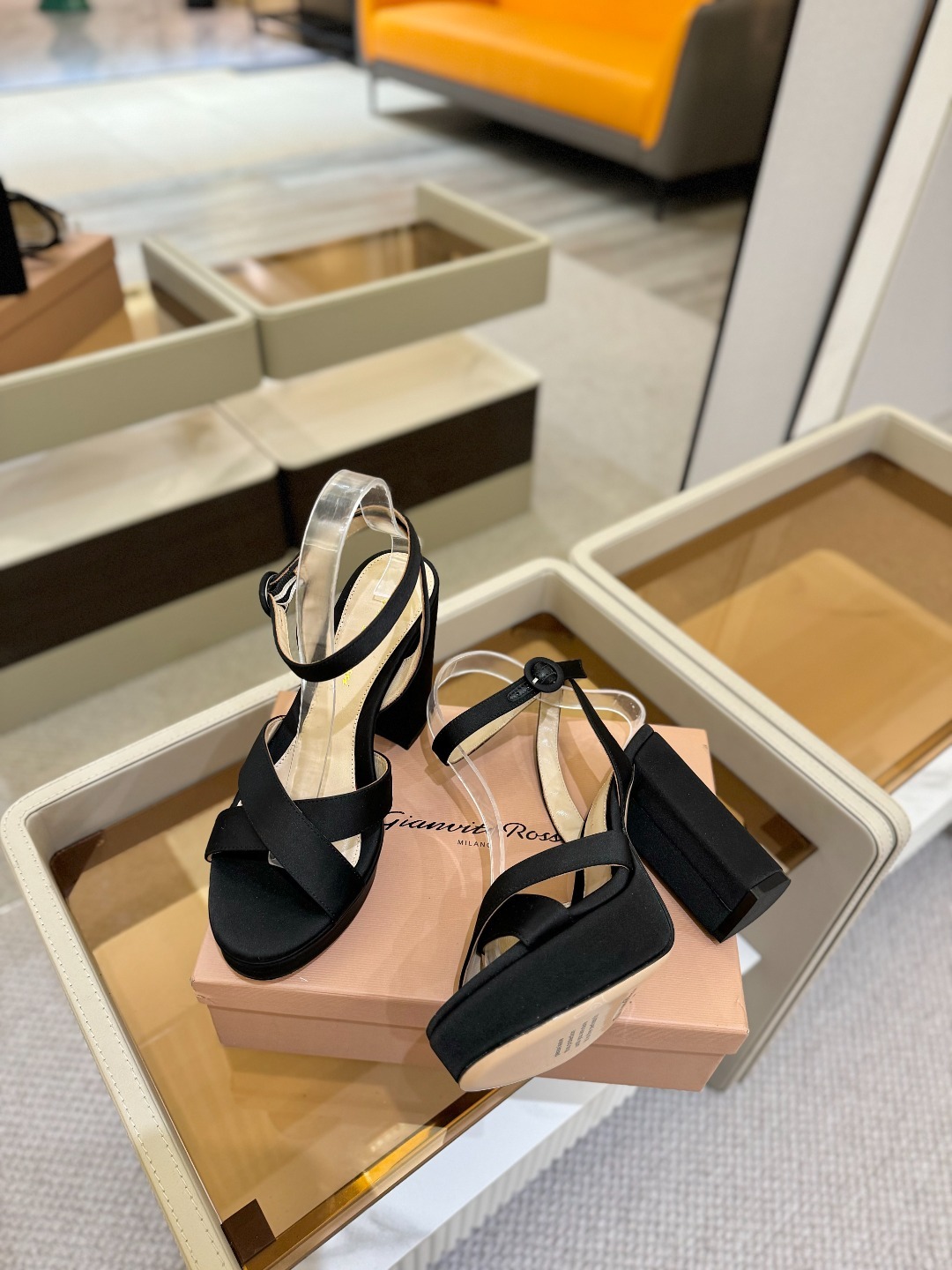 Gianvito rossi
顶级版本 代购品质
👡✨真丝邂逅防水台高跟,今夏的优雅暴击!💦这双