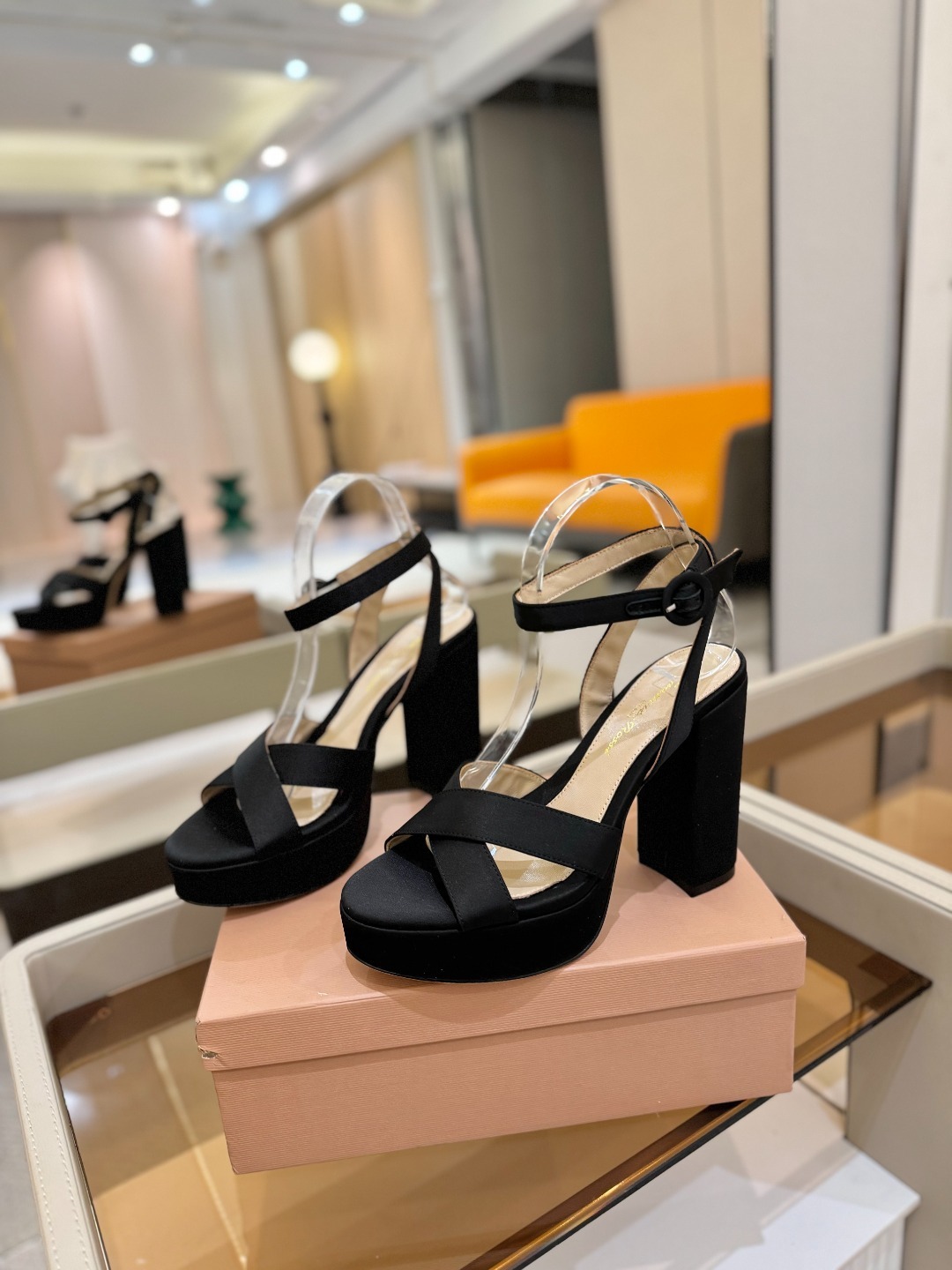 Gianvito rossi
顶级版本 代购品质
👡✨真丝邂逅防水台高跟,今夏的优雅暴击!💦这双