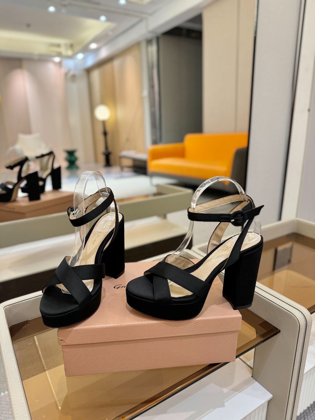 Gianvito rossi
顶级版本 代购品质
👡✨真丝邂逅防水台高跟,今夏的优雅暴击!💦这双