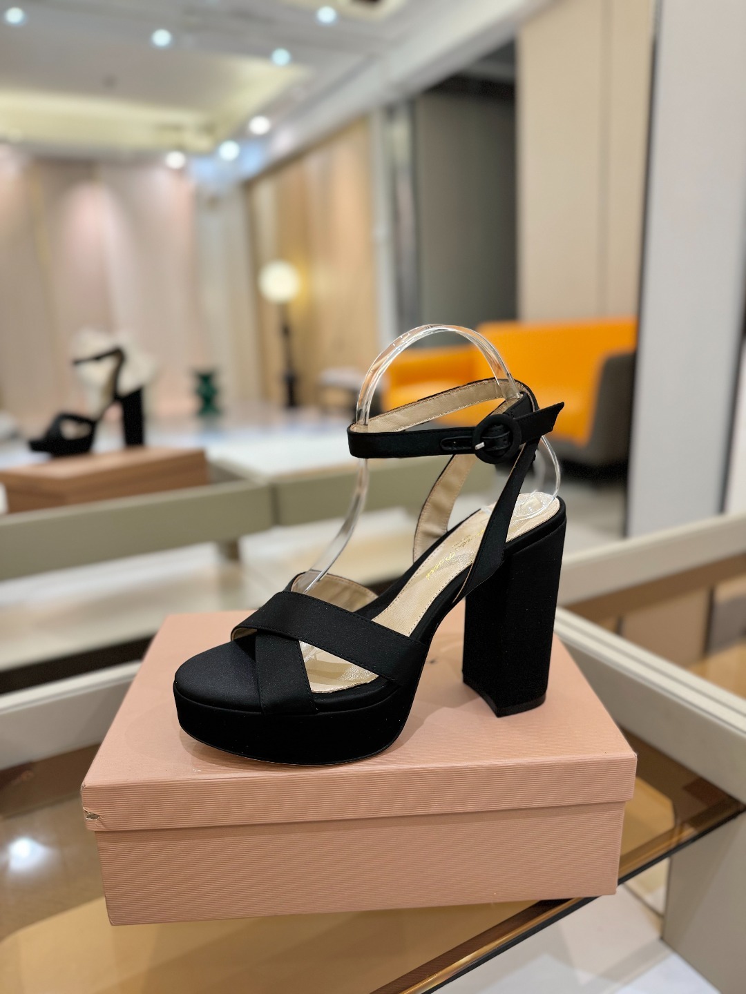 Gianvito rossi
顶级版本 代购品质
👡✨真丝邂逅防水台高跟,今夏的优雅暴击!💦这双