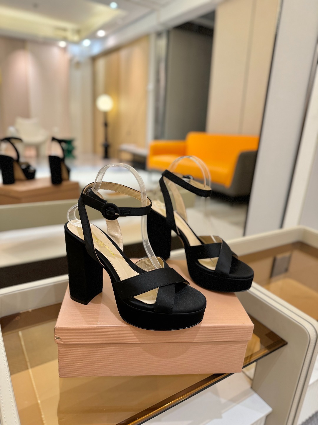 Gianvito rossi
顶级版本 代购品质
👡✨真丝邂逅防水台高跟,今夏的优雅暴击!💦这双