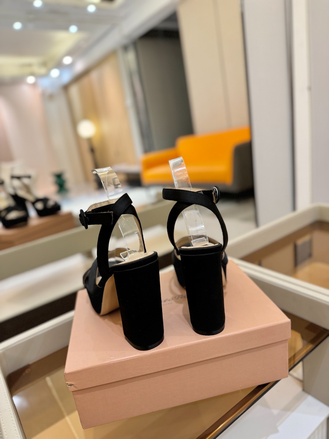 Gianvito rossi
顶级版本 代购品质
👡✨真丝邂逅防水台高跟,今夏的优雅暴击!💦这双