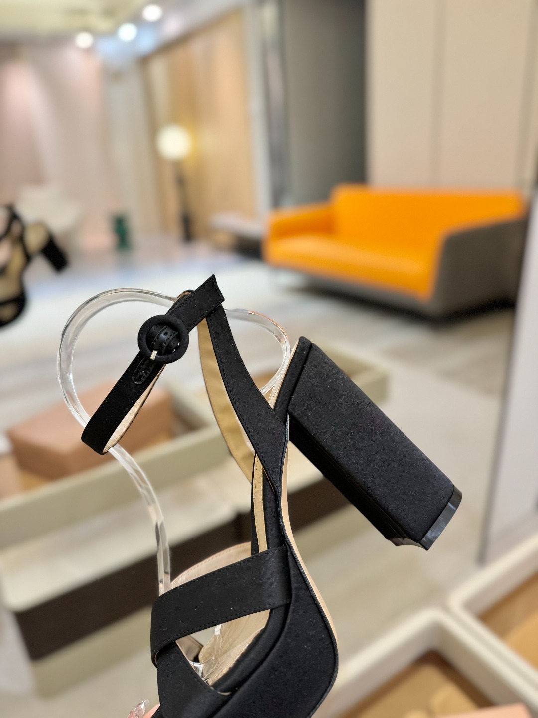 Gianvito rossi
顶级版本 代购品质
👡✨真丝邂逅防水台高跟,今夏的优雅暴击!💦这双