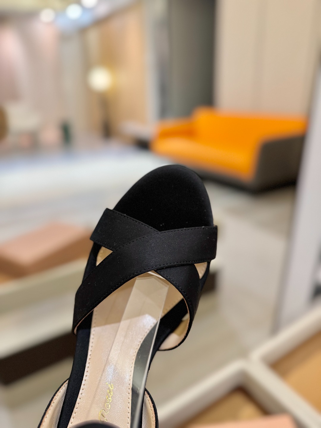 Gianvito rossi
顶级版本 代购品质
👡✨真丝邂逅防水台高跟,今夏的优雅暴击!💦这双