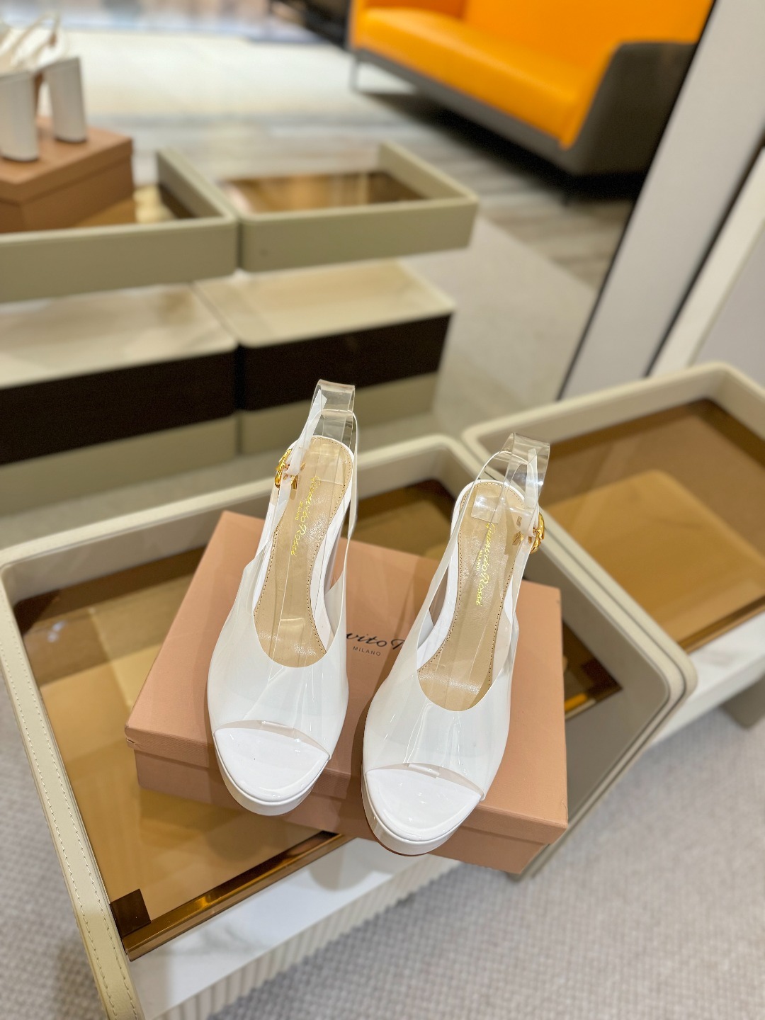 Gianvito rossi
顶级版本 代购品质
👡✨配色胶片邂逅防水台高跟,今夏的优雅暴击!