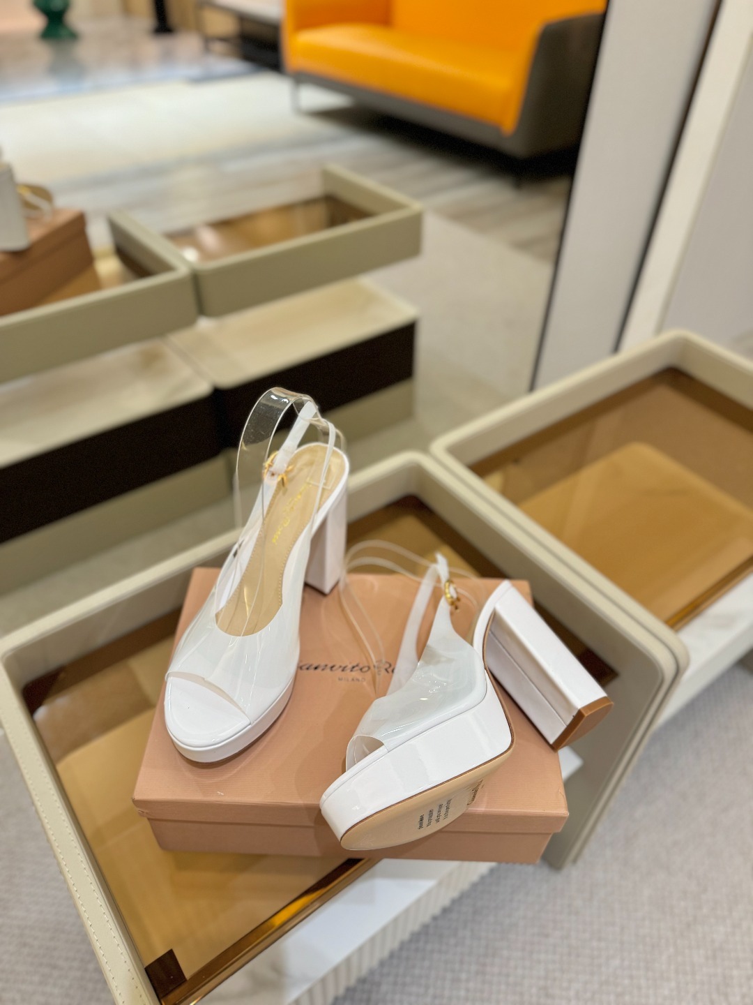 Gianvito rossi
顶级版本 代购品质
👡✨配色胶片邂逅防水台高跟,今夏的优雅暴击!