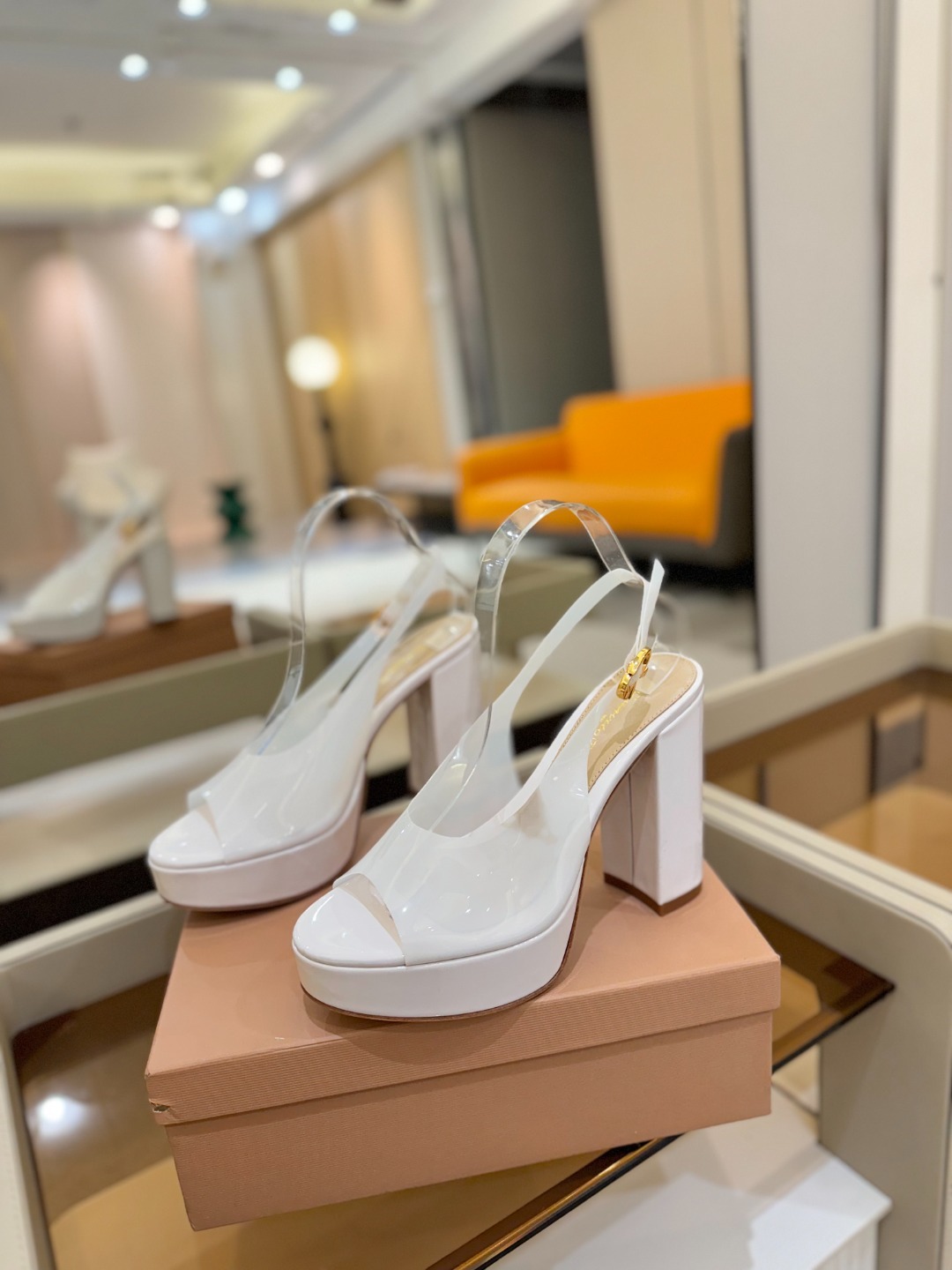 Gianvito rossi
顶级版本 代购品质
👡✨配色胶片邂逅防水台高跟,今夏的优雅暴击!