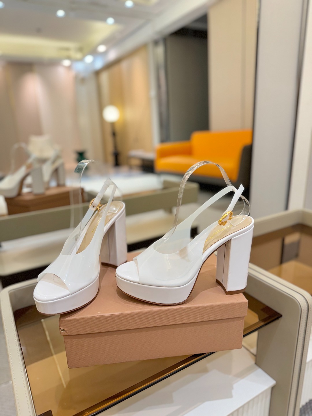 Gianvito rossi
顶级版本 代购品质
👡✨配色胶片邂逅防水台高跟,今夏的优雅暴击!