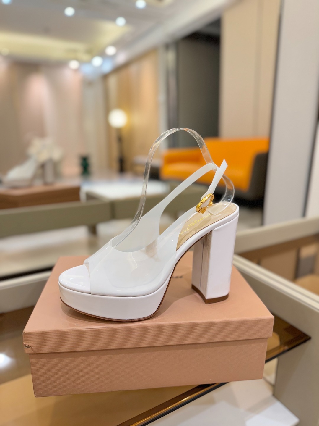 Gianvito rossi
顶级版本 代购品质
👡✨配色胶片邂逅防水台高跟,今夏的优雅暴击!