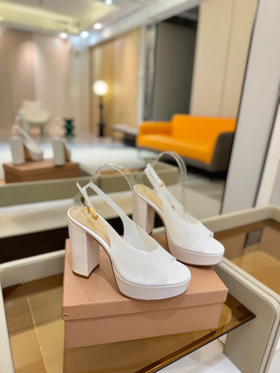 Gianvito rossi
顶级版本 代购品质
👡✨配色胶片邂逅防水台高跟,今夏的优雅暴击!