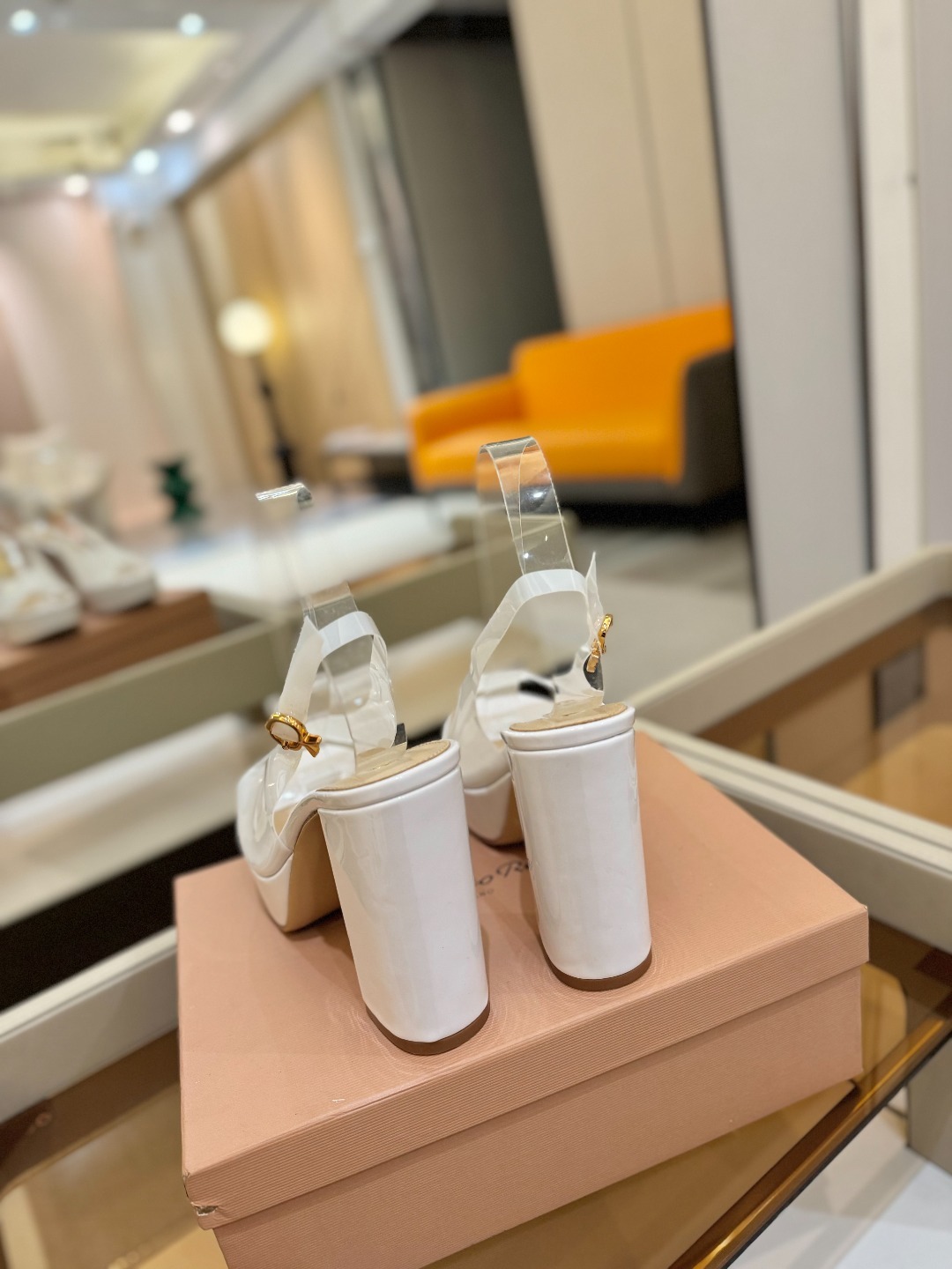 Gianvito rossi
顶级版本 代购品质
👡✨配色胶片邂逅防水台高跟,今夏的优雅暴击!