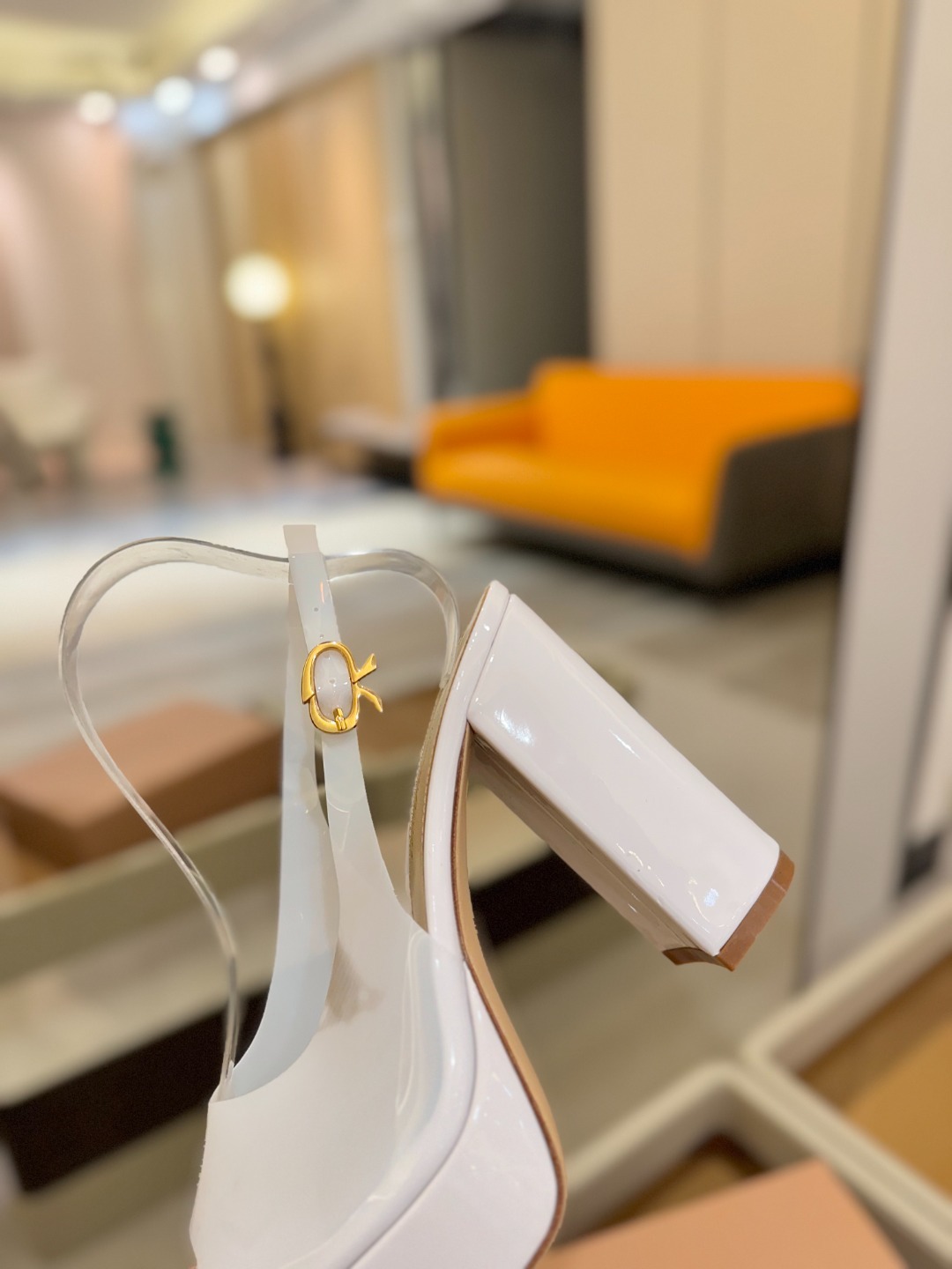 Gianvito rossi
顶级版本 代购品质
👡✨配色胶片邂逅防水台高跟,今夏的优雅暴击!