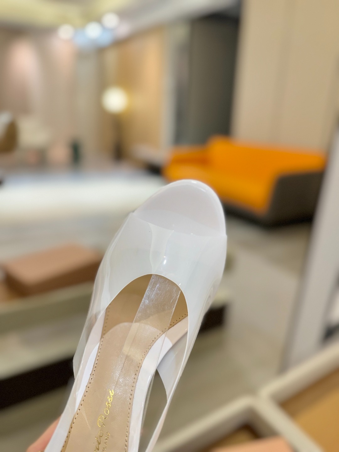 Gianvito rossi
顶级版本 代购品质
👡✨配色胶片邂逅防水台高跟,今夏的优雅暴击!