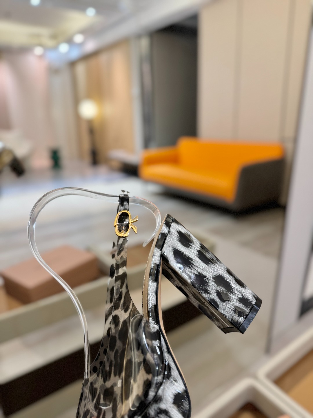 Gianvito rossi
顶级版本 代购品质
👡✨配色胶片邂逅防水台高跟,今夏的优雅暴击!