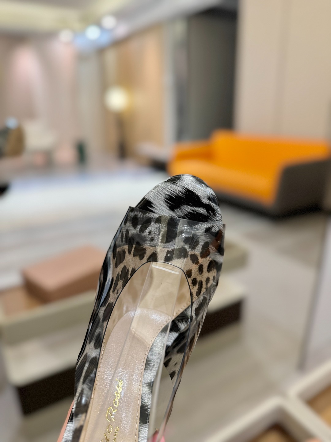 Gianvito rossi
顶级版本 代购品质
👡✨配色胶片邂逅防水台高跟,今夏的优雅暴击!