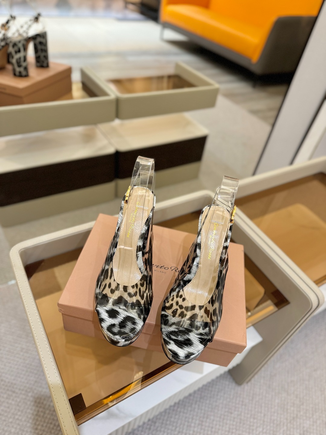 Gianvito rossi
顶级版本 代购品质
👡✨配色胶片邂逅防水台高跟,今夏的优雅暴击!