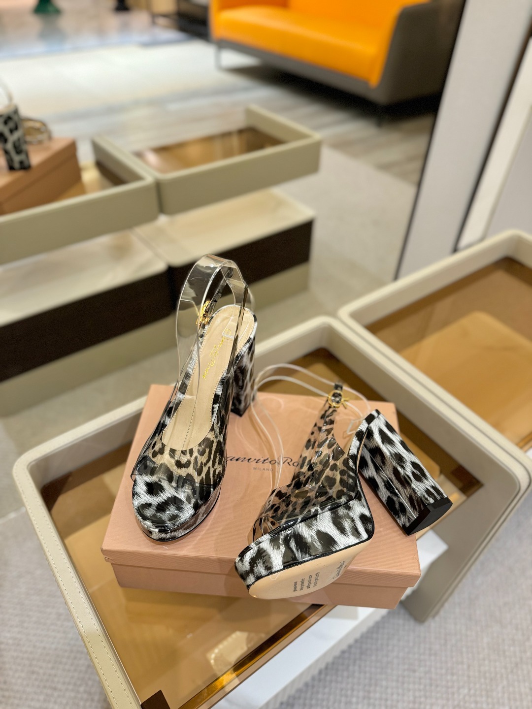 Gianvito rossi
顶级版本 代购品质
👡✨配色胶片邂逅防水台高跟,今夏的优雅暴击!
