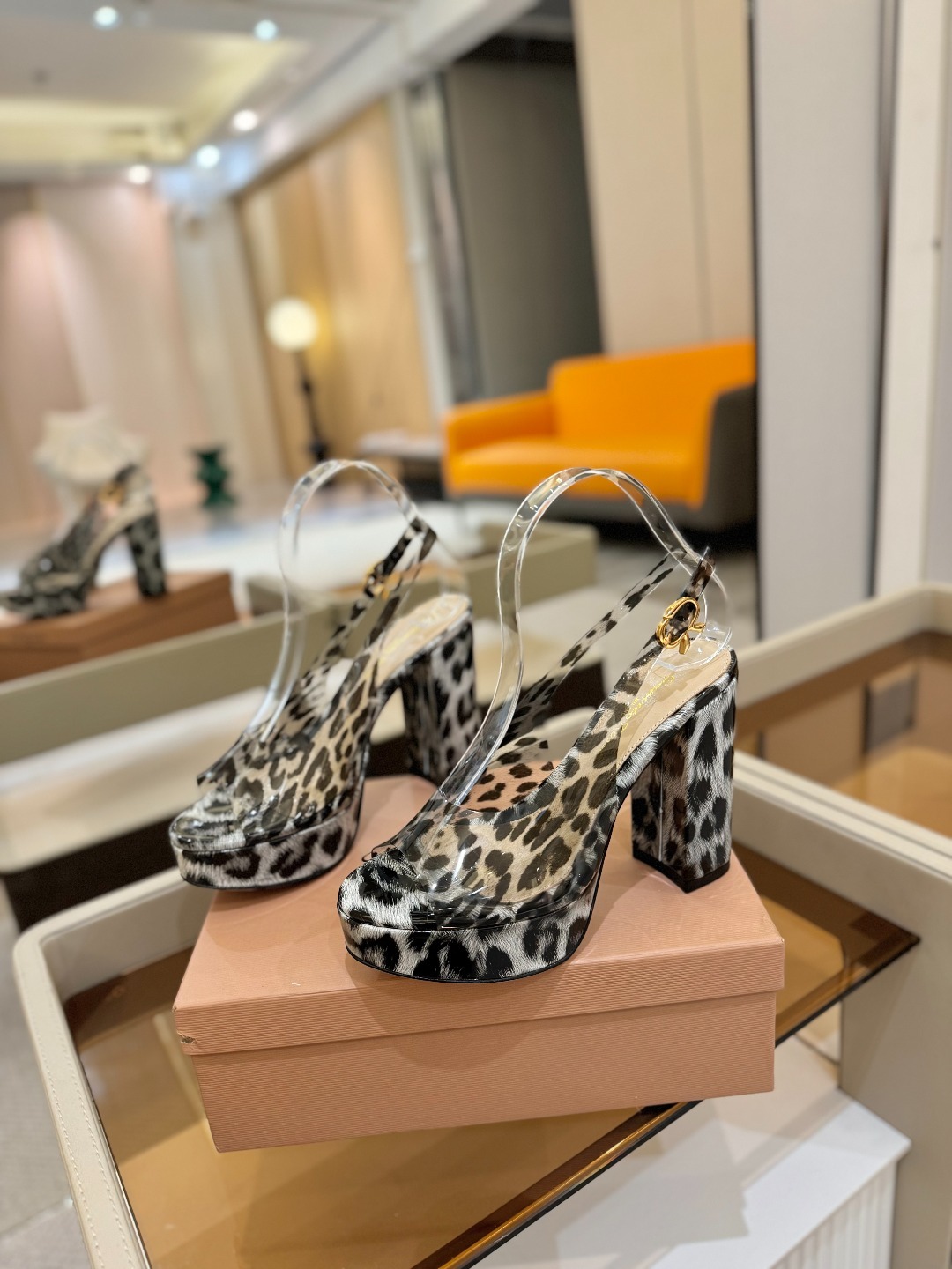 Gianvito rossi
顶级版本 代购品质
👡✨配色胶片邂逅防水台高跟,今夏的优雅暴击!