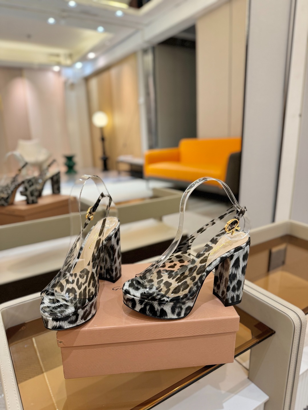 Gianvito rossi
顶级版本 代购品质
👡✨配色胶片邂逅防水台高跟,今夏的优雅暴击!