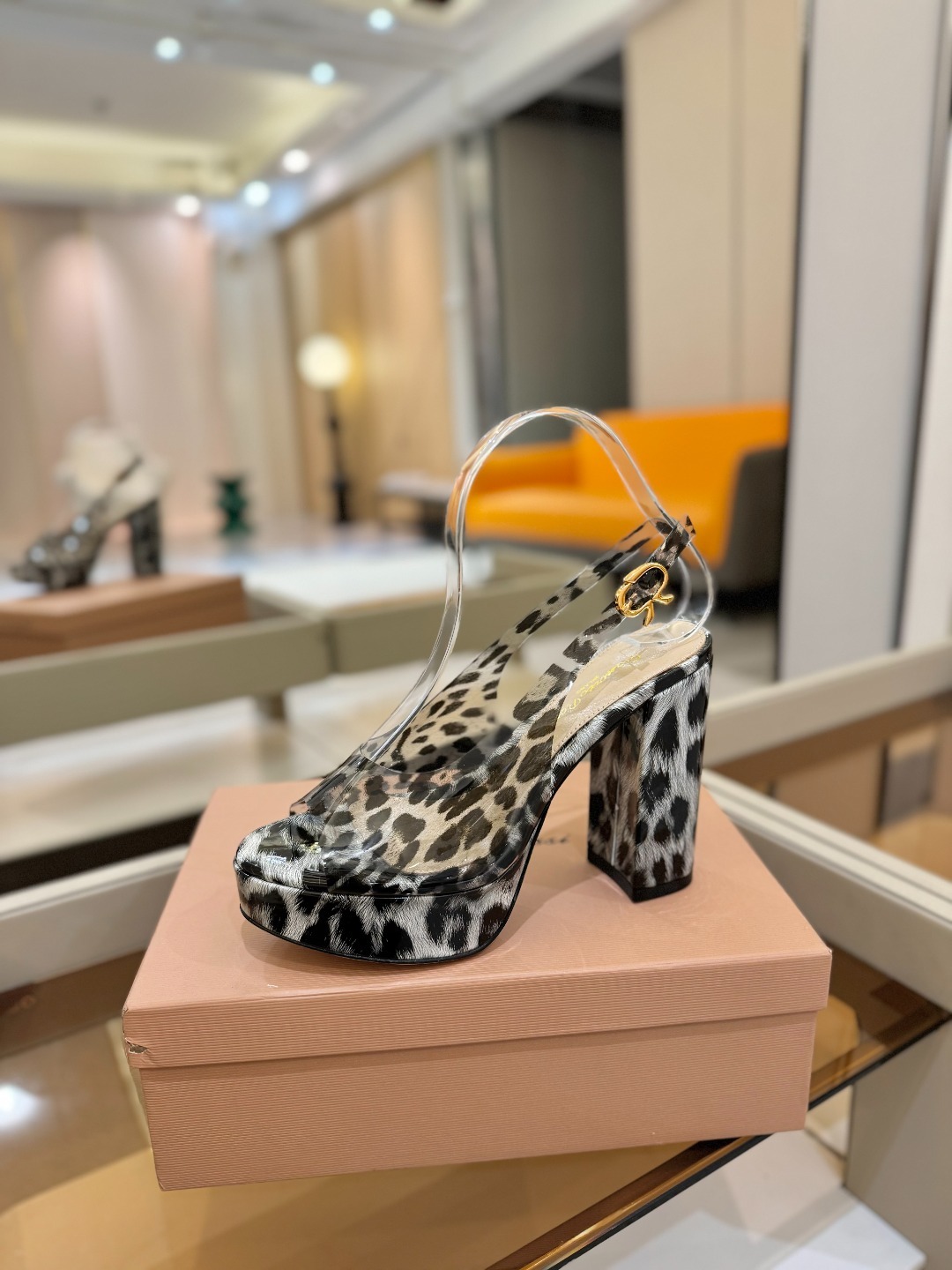 Gianvito rossi
顶级版本 代购品质
👡✨配色胶片邂逅防水台高跟,今夏的优雅暴击!
