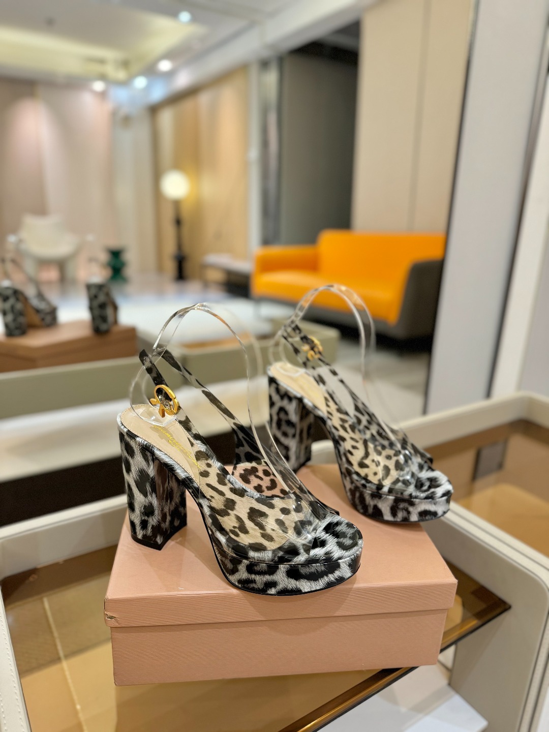 Gianvito rossi
顶级版本 代购品质
👡✨配色胶片邂逅防水台高跟,今夏的优雅暴击!