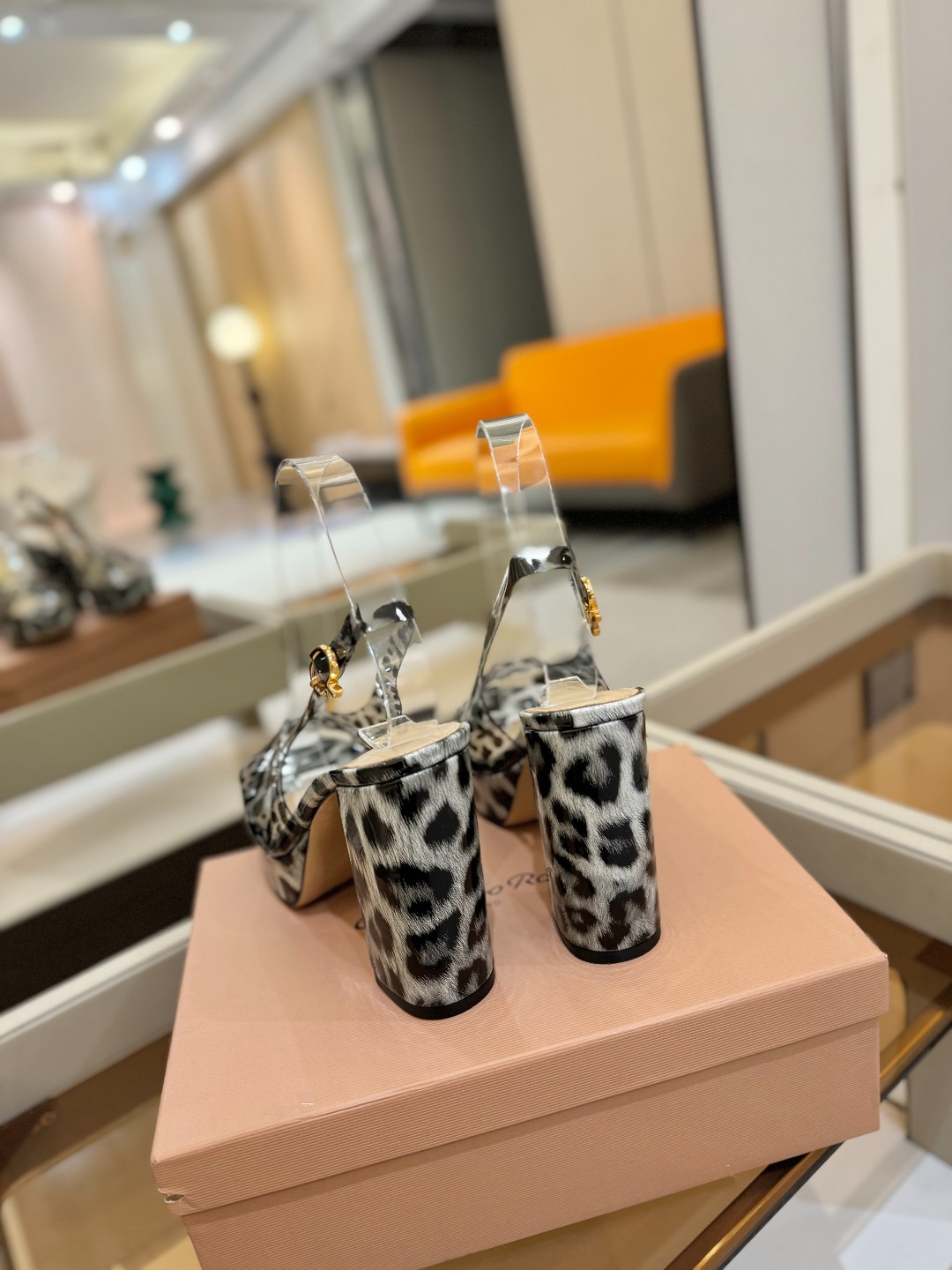 Gianvito rossi
顶级版本 代购品质
👡✨配色胶片邂逅防水台高跟,今夏的优雅暴击!