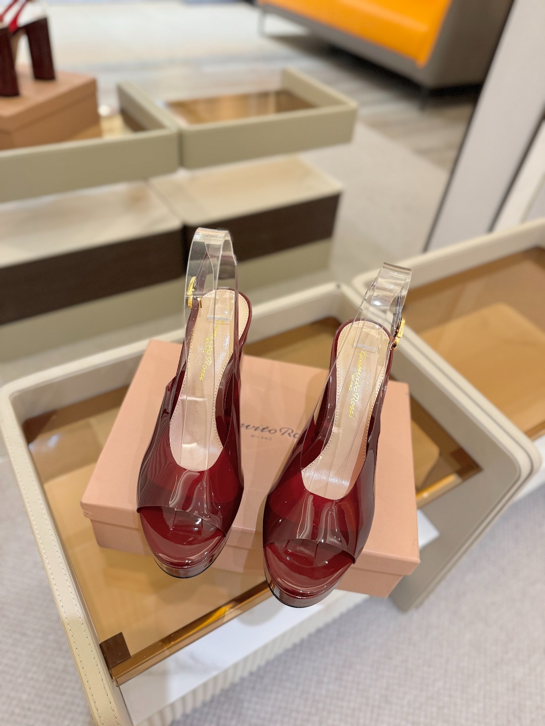 Gianvito rossi
顶级版本 代购品质
👡✨配色胶片邂逅防水台高跟,今夏的优雅暴击!