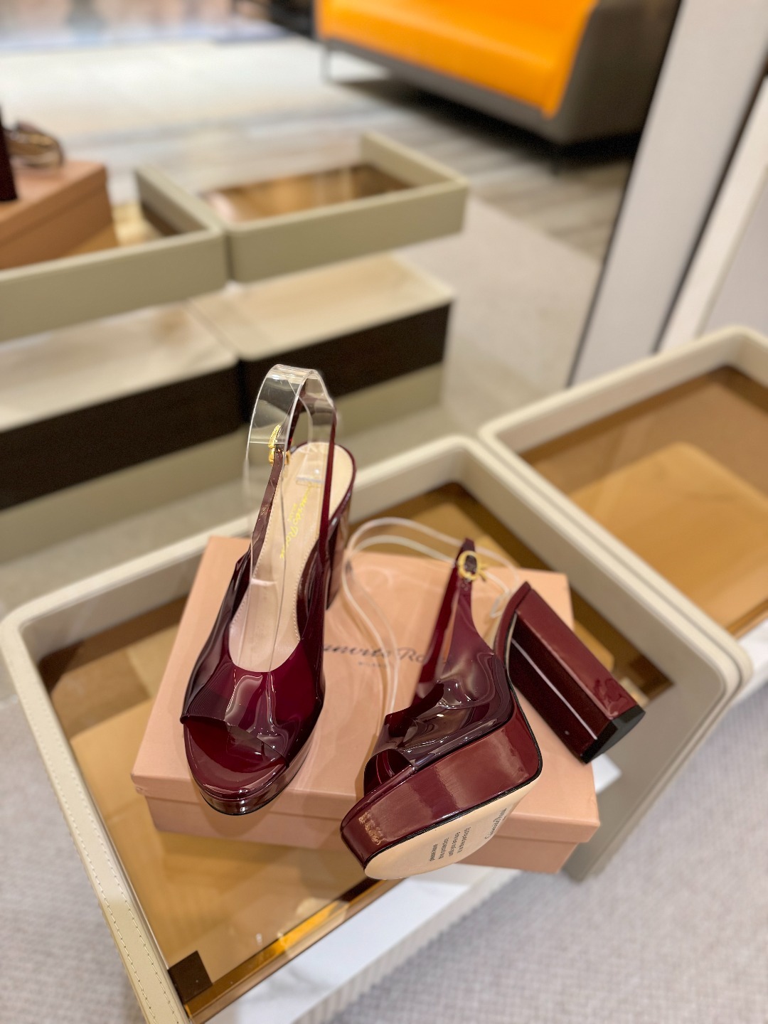 Gianvito rossi
顶级版本 代购品质
👡✨配色胶片邂逅防水台高跟,今夏的优雅暴击!