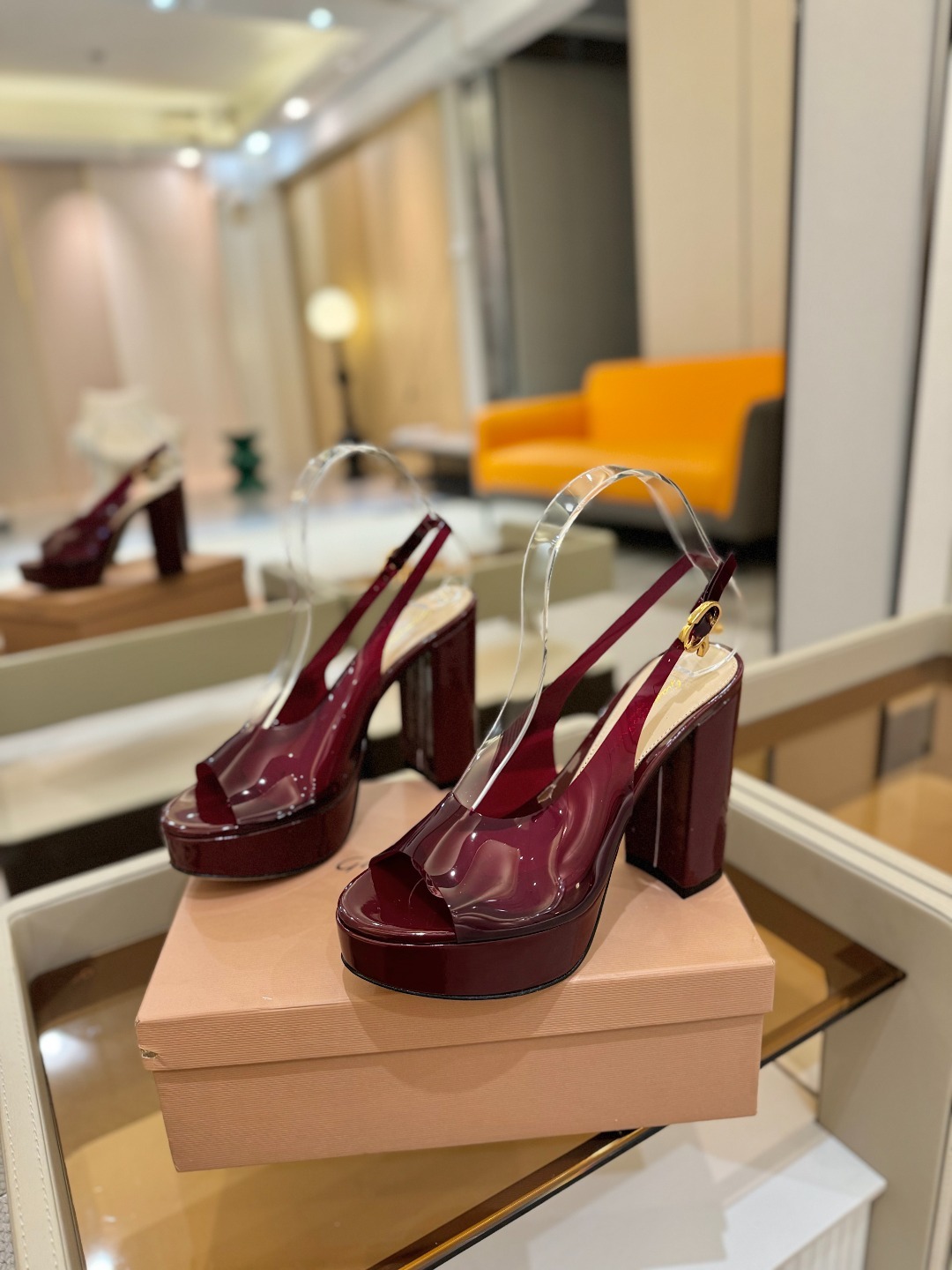 Gianvito rossi
顶级版本 代购品质
👡✨配色胶片邂逅防水台高跟,今夏的优雅暴击!