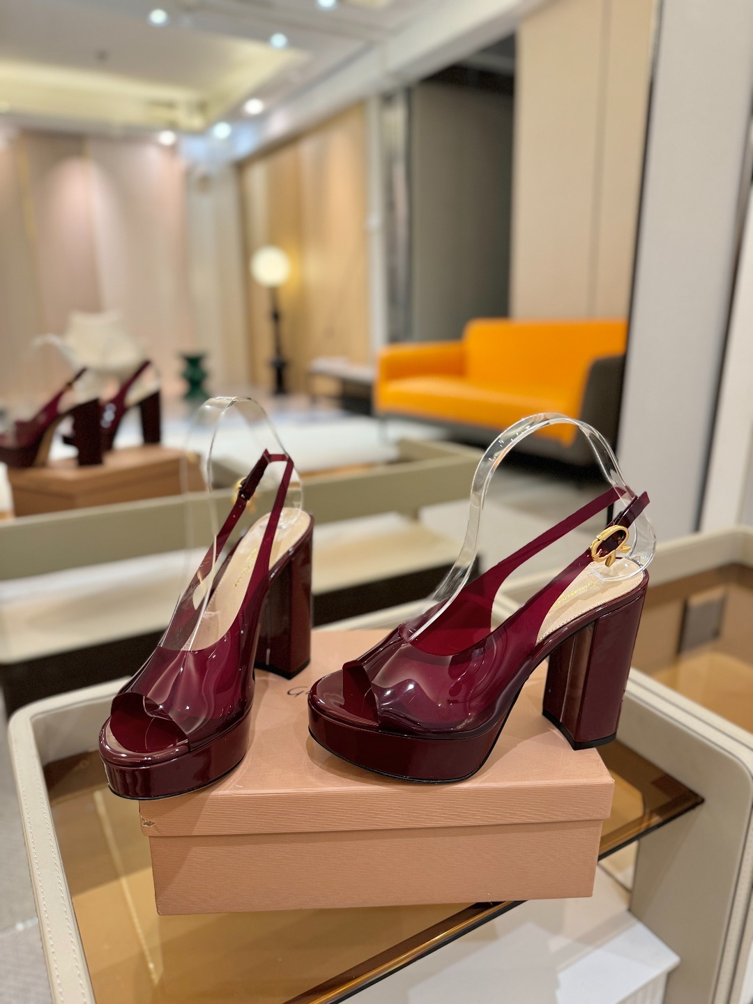 Gianvito rossi
顶级版本 代购品质
👡✨配色胶片邂逅防水台高跟,今夏的优雅暴击!