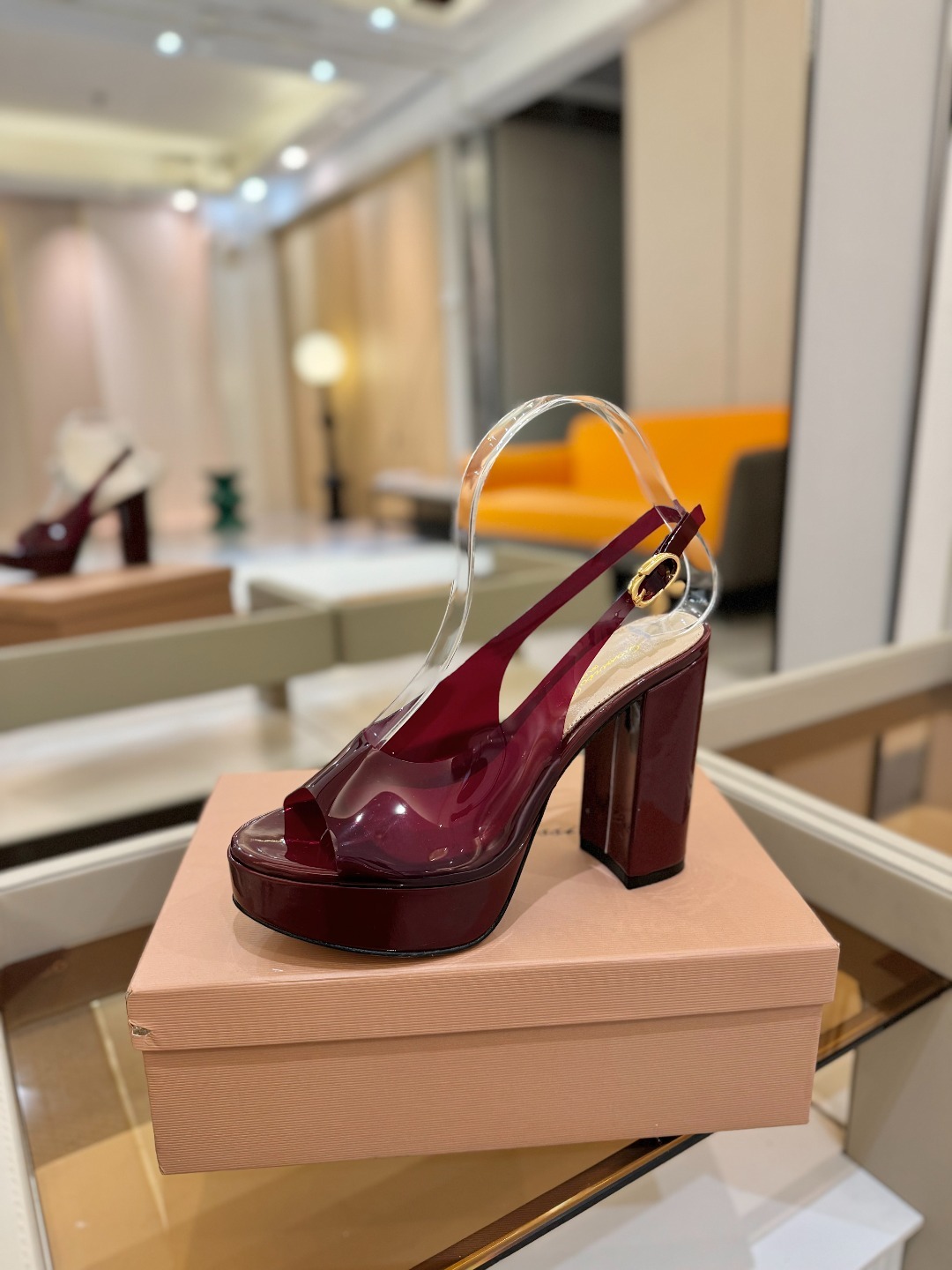 Gianvito rossi
顶级版本 代购品质
👡✨配色胶片邂逅防水台高跟,今夏的优雅暴击!