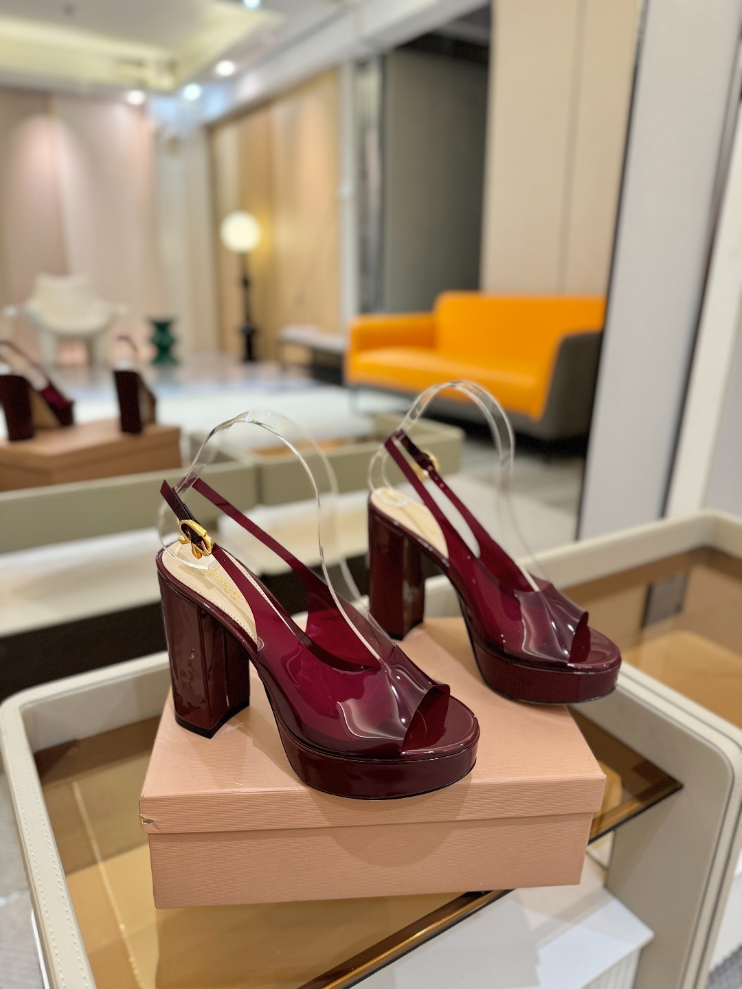Gianvito rossi
顶级版本 代购品质
👡✨配色胶片邂逅防水台高跟,今夏的优雅暴击!