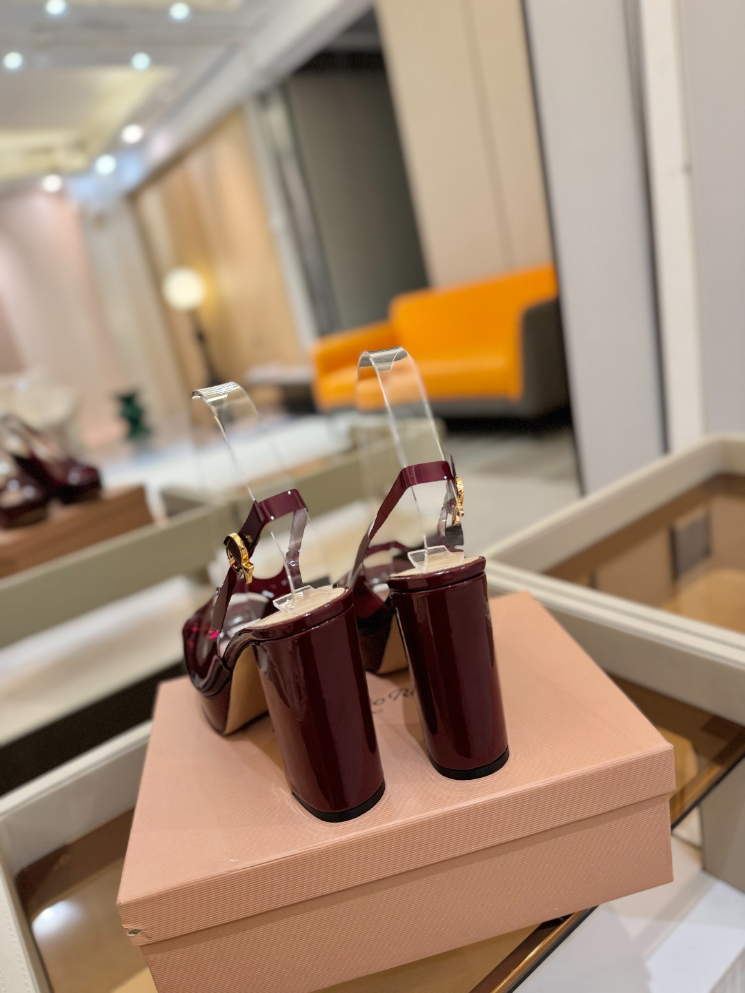 Gianvito rossi
顶级版本 代购品质
👡✨配色胶片邂逅防水台高跟,今夏的优雅暴击!