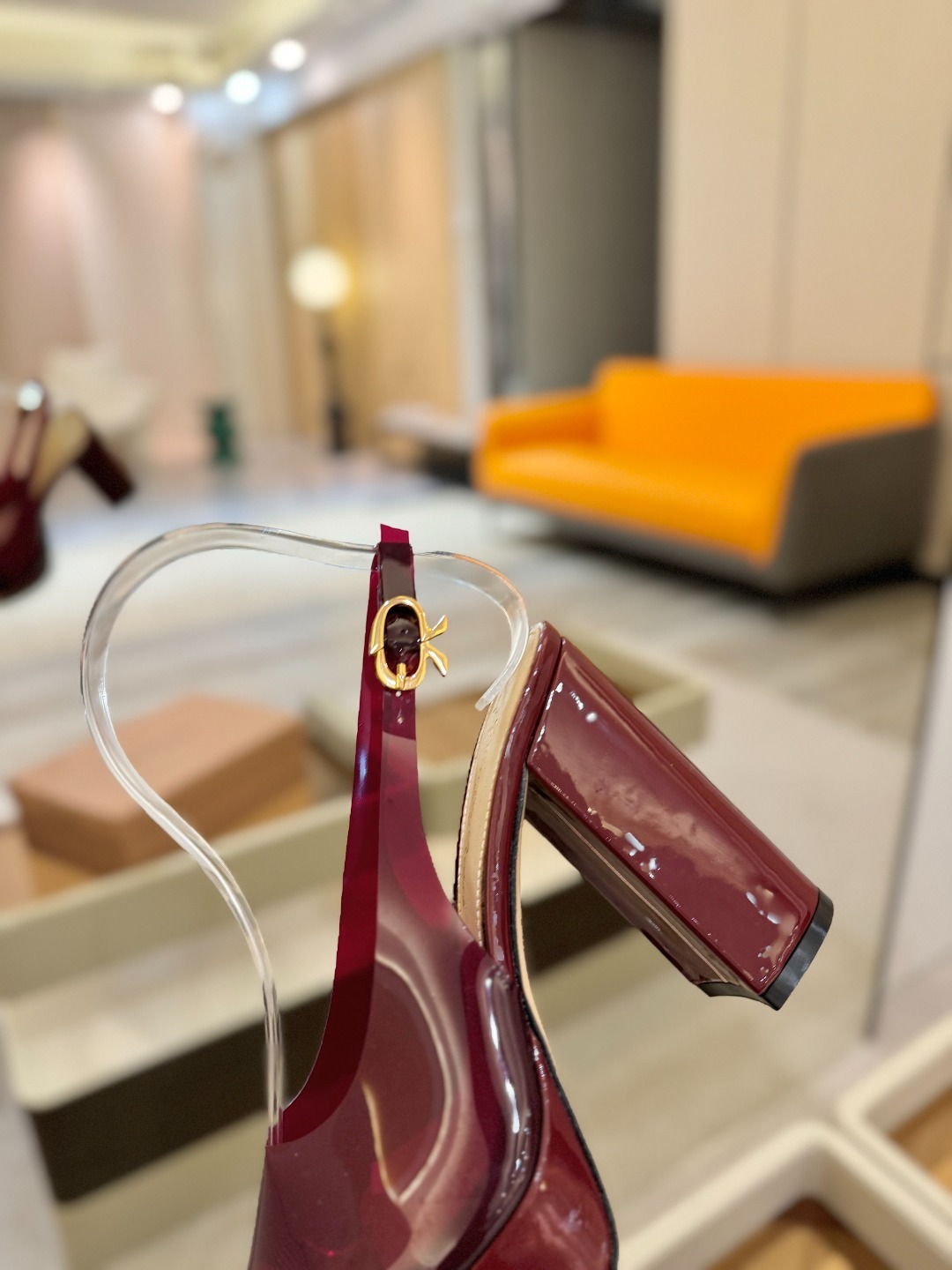 Gianvito rossi
顶级版本 代购品质
👡✨配色胶片邂逅防水台高跟,今夏的优雅暴击!