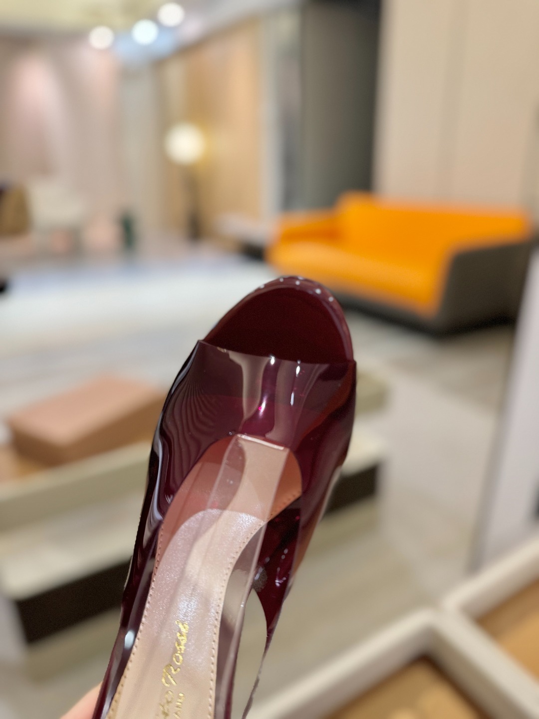 Gianvito rossi
顶级版本 代购品质
👡✨配色胶片邂逅防水台高跟,今夏的优雅暴击!