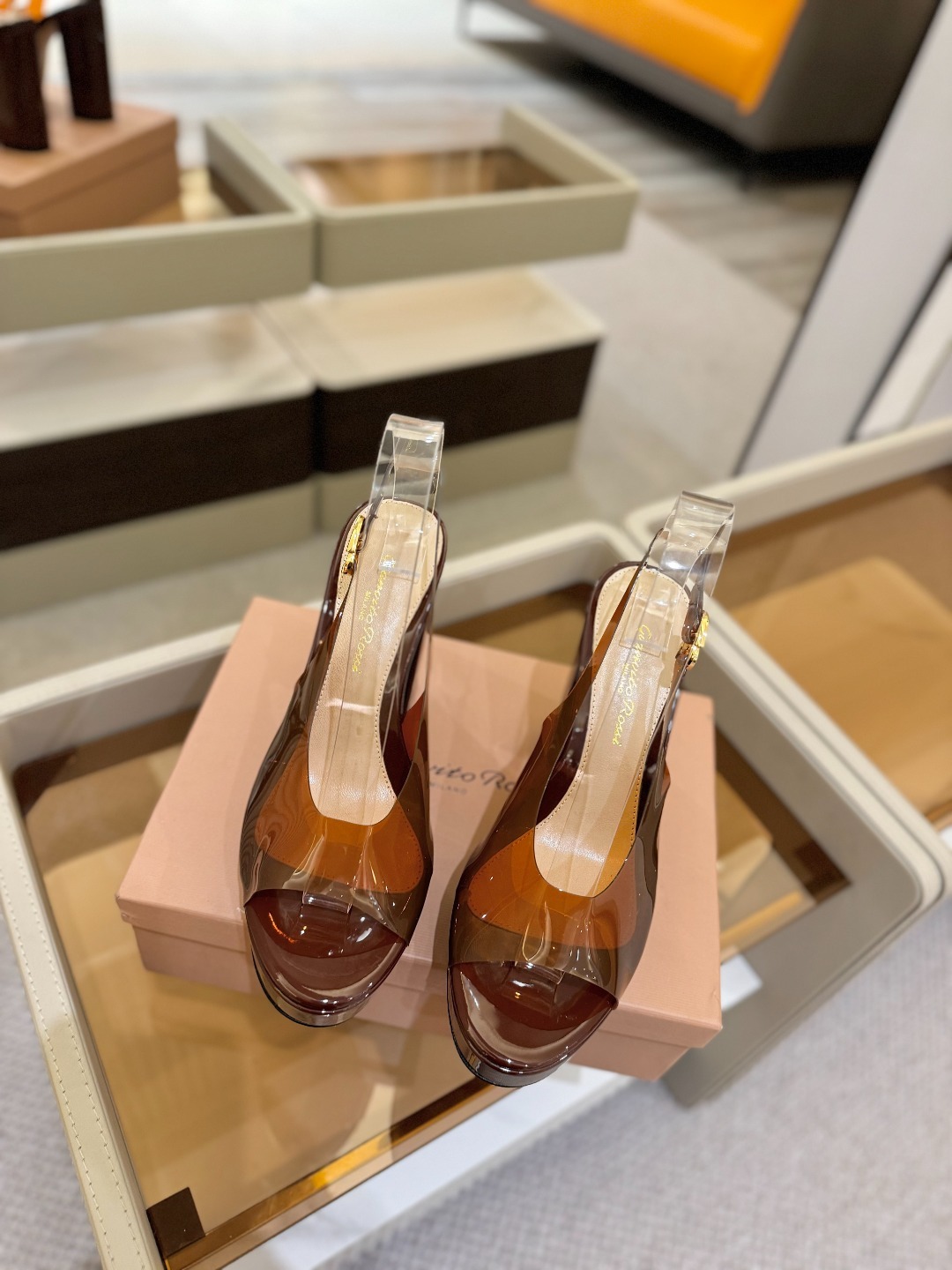 Gianvito rossi
顶级版本 代购品质
👡✨配色胶片邂逅防水台高跟,今夏的优雅暴击!