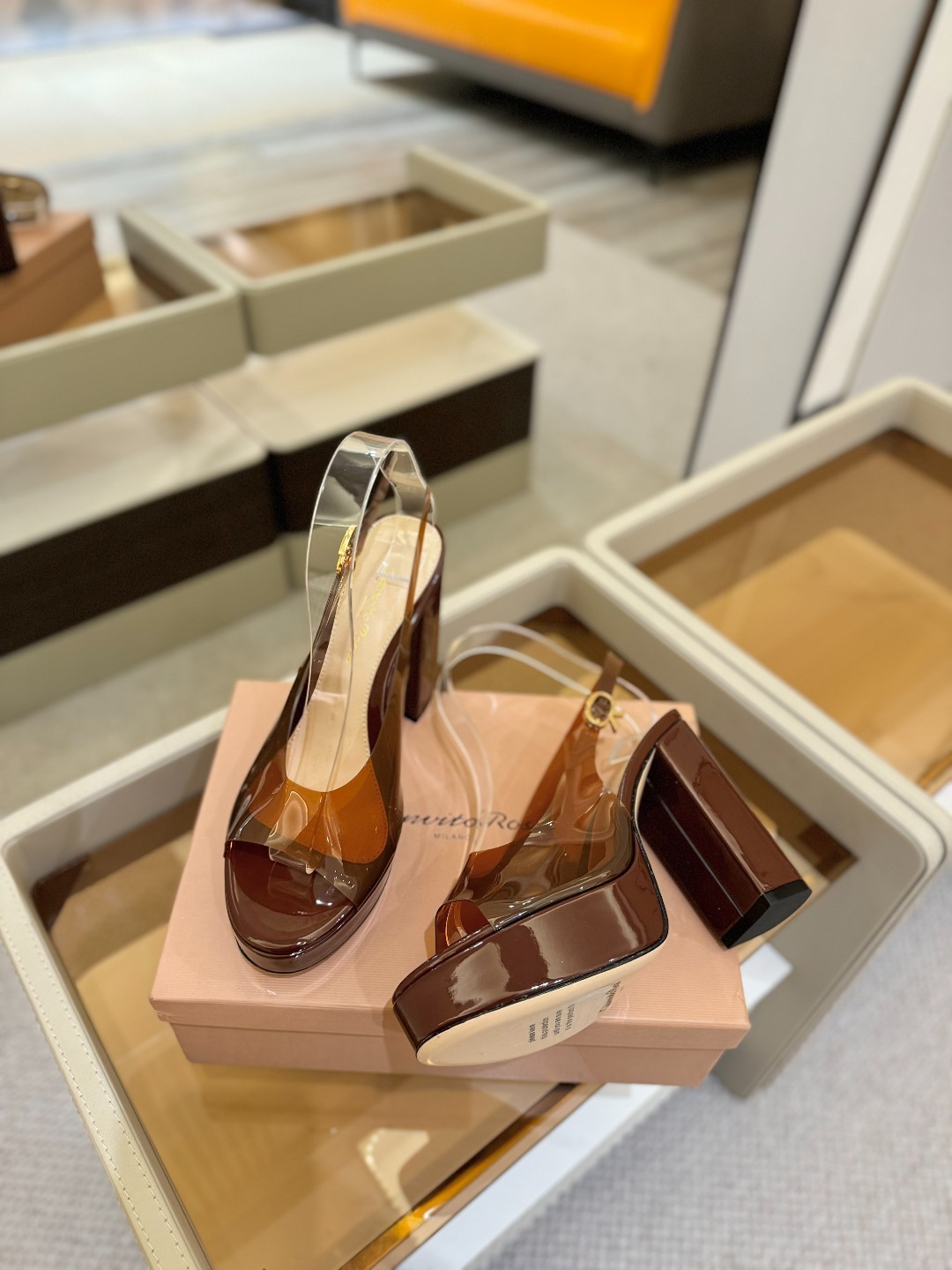 Gianvito rossi
顶级版本 代购品质
👡✨配色胶片邂逅防水台高跟,今夏的优雅暴击!