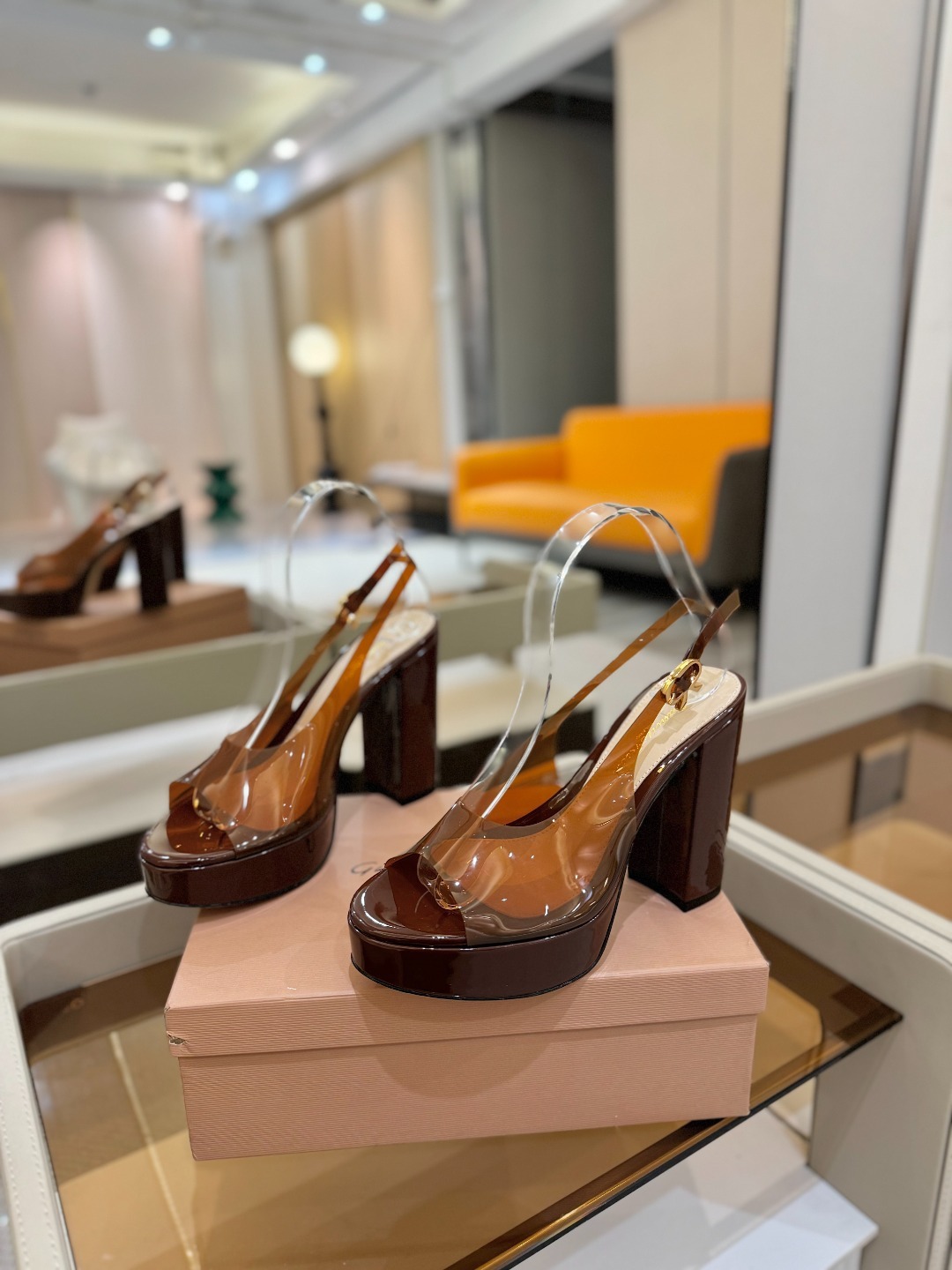 Gianvito rossi
顶级版本 代购品质
👡✨配色胶片邂逅防水台高跟,今夏的优雅暴击!
