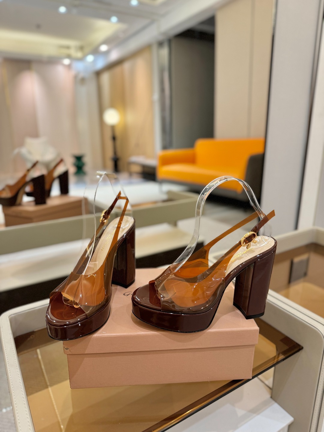 Gianvito rossi
顶级版本 代购品质
👡✨配色胶片邂逅防水台高跟,今夏的优雅暴击!