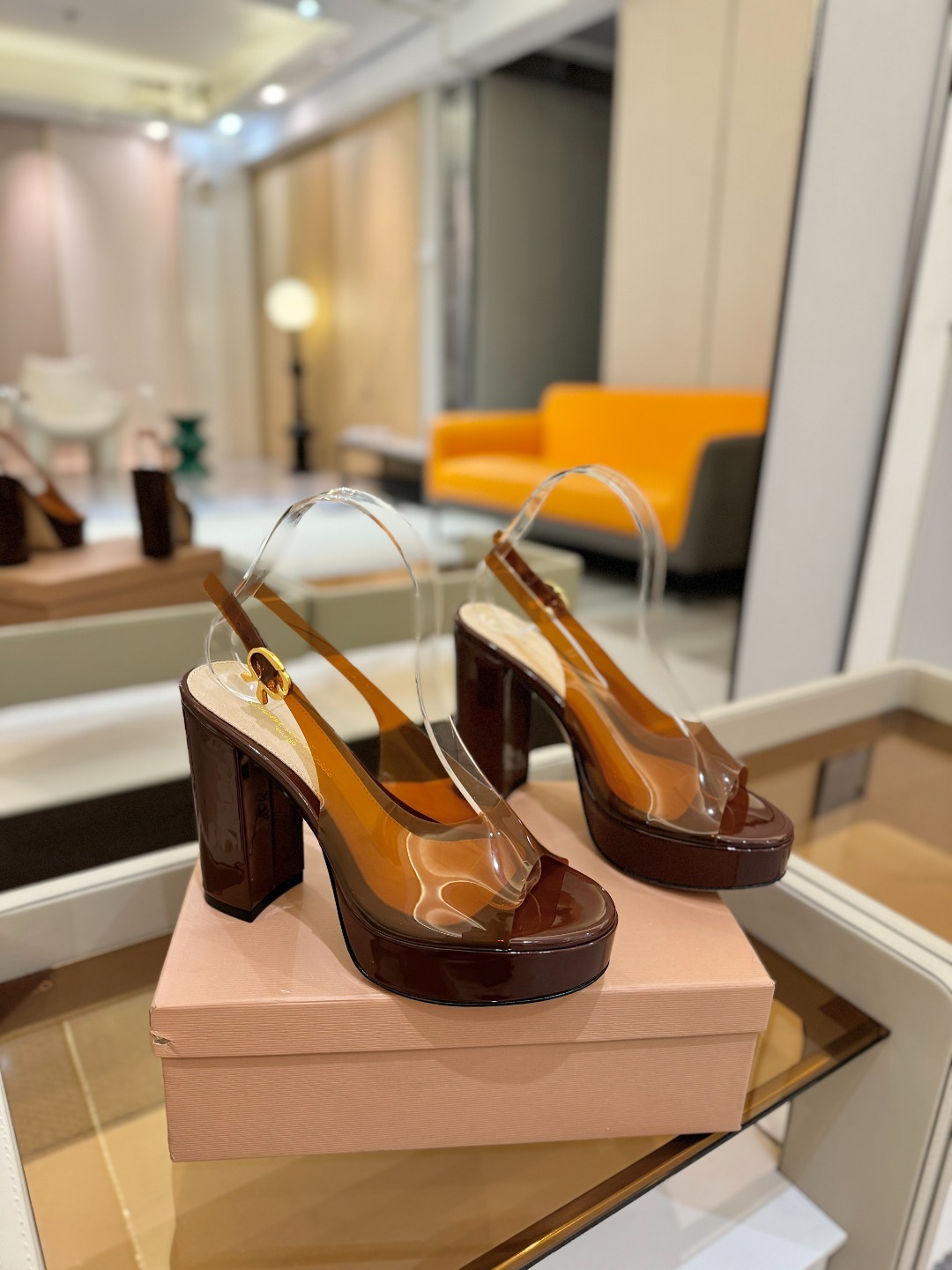 Gianvito rossi
顶级版本 代购品质
👡✨配色胶片邂逅防水台高跟,今夏的优雅暴击!