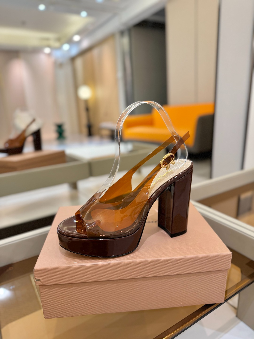 Gianvito rossi
顶级版本 代购品质
👡✨配色胶片邂逅防水台高跟,今夏的优雅暴击!