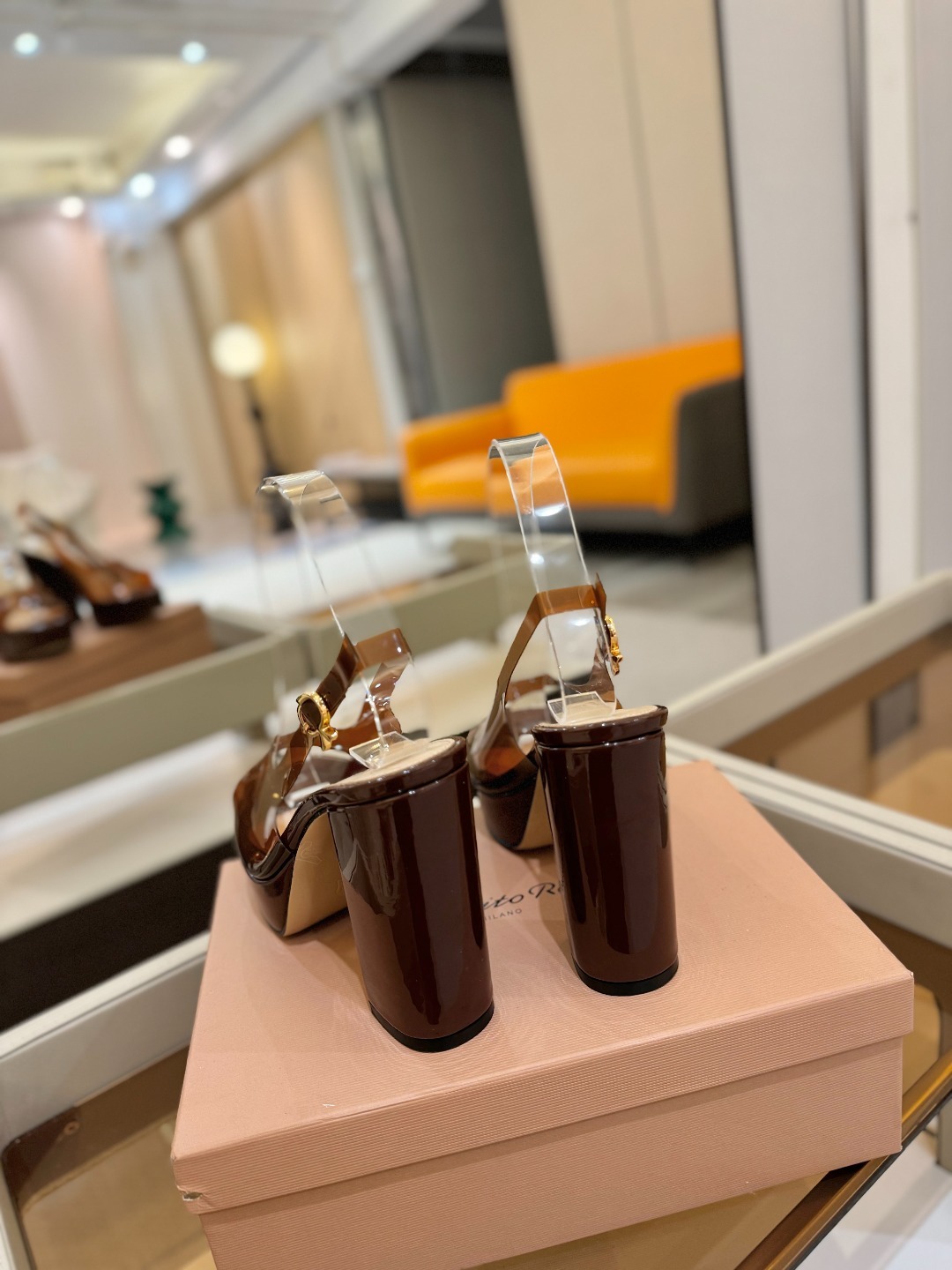 Gianvito rossi
顶级版本 代购品质
👡✨配色胶片邂逅防水台高跟,今夏的优雅暴击!