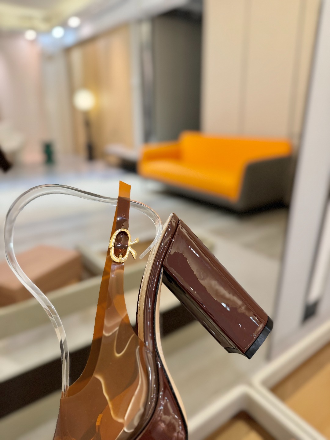 Gianvito rossi
顶级版本 代购品质
👡✨配色胶片邂逅防水台高跟,今夏的优雅暴击!