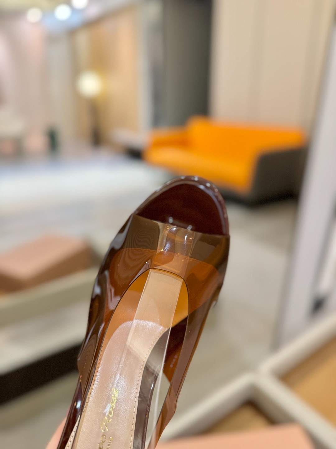 Gianvito rossi
顶级版本 代购品质
👡✨配色胶片邂逅防水台高跟,今夏的优雅暴击!